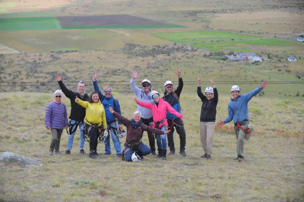 Grupo com arnês e capacete antes da tirolesa no Cerro Frías, El Calafate