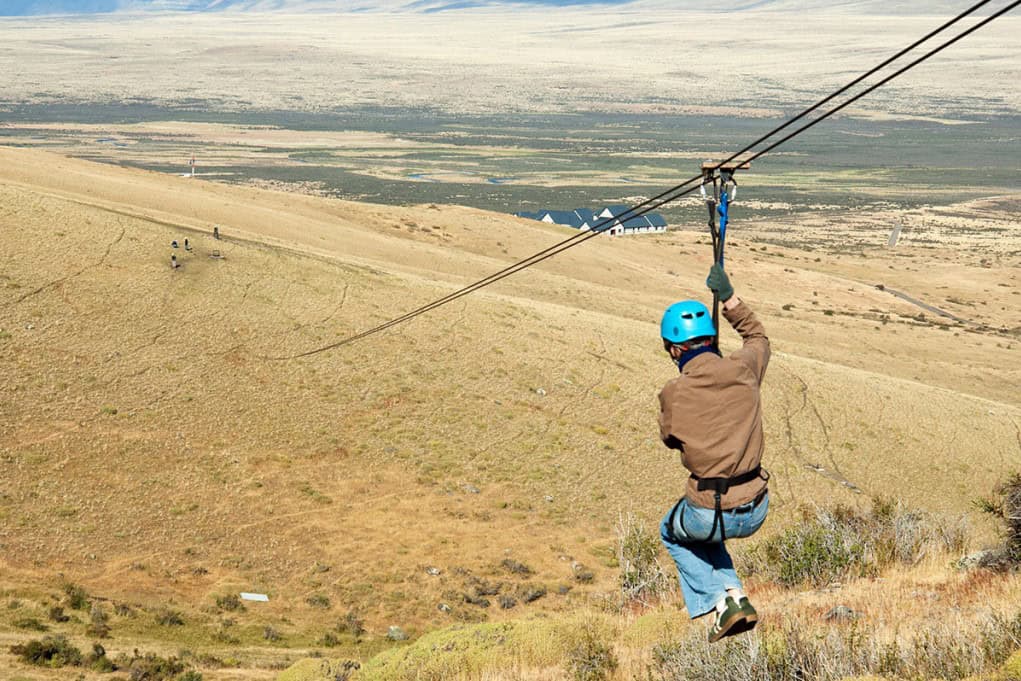 Tirolesa sobre o vale e a estepe patagônica no Cerro Frías