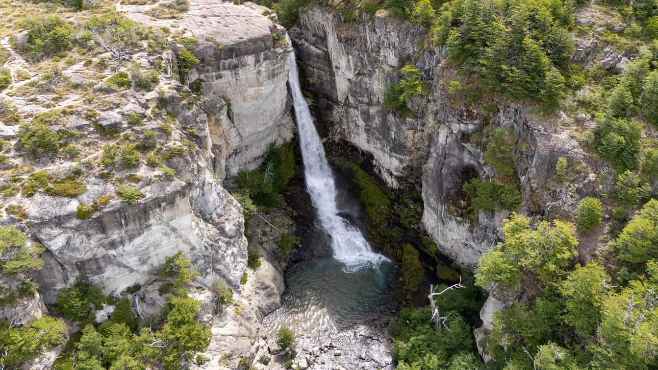 Cachoeira Chorrillo del Salto cercada de floresta em El Chaltén, Patagônia