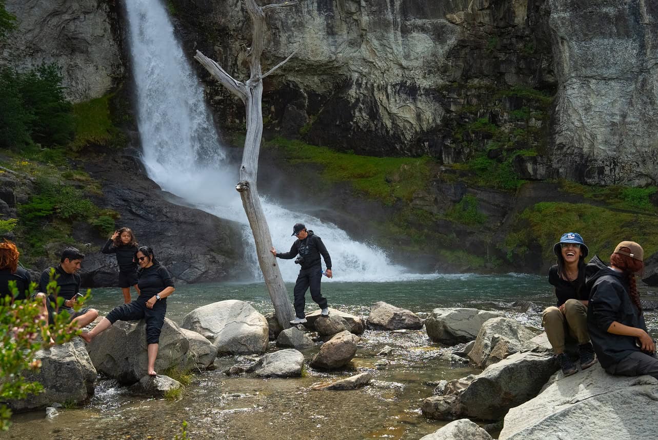 Visitantes na cachoeira Chorrillo del Salto em El Chaltén, incluída com o traslado desde El Calafate