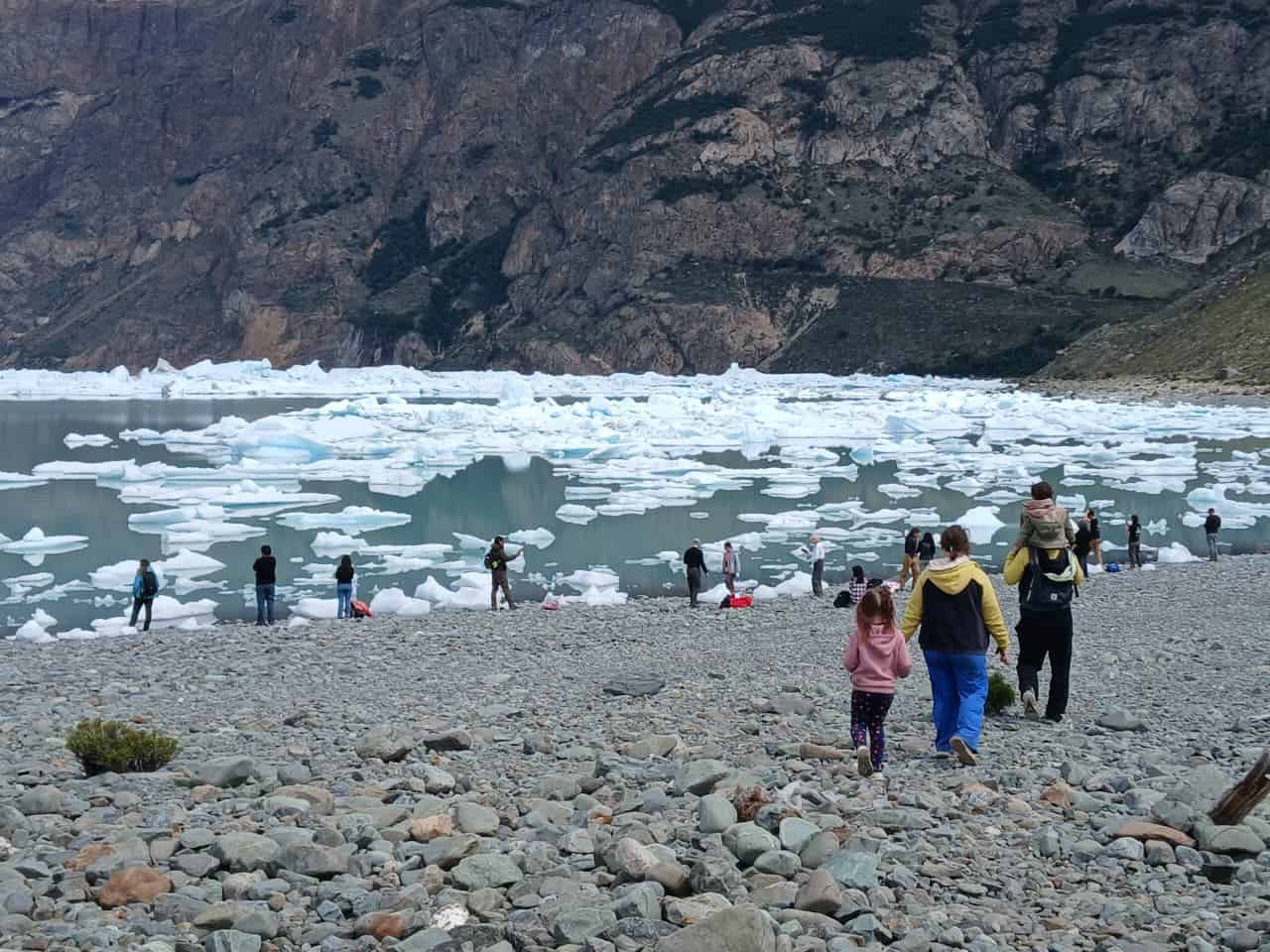 Passageiros na costa durante o desembarque na Bahía de los Témpanos, Navegação Viedma