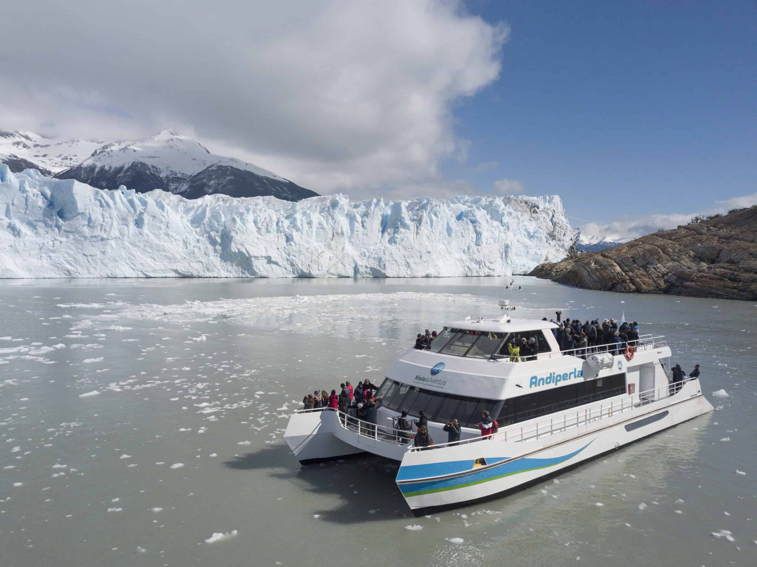 Passeio náutico em frente à Geleira Perito Moreno, El Calafate