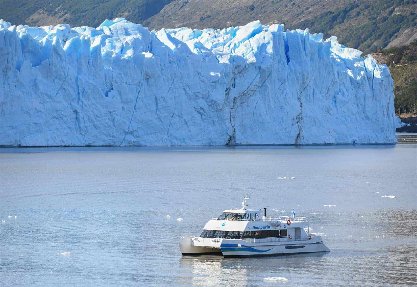 Navegação em frente à parede da Geleira Perito Moreno no Big Ice