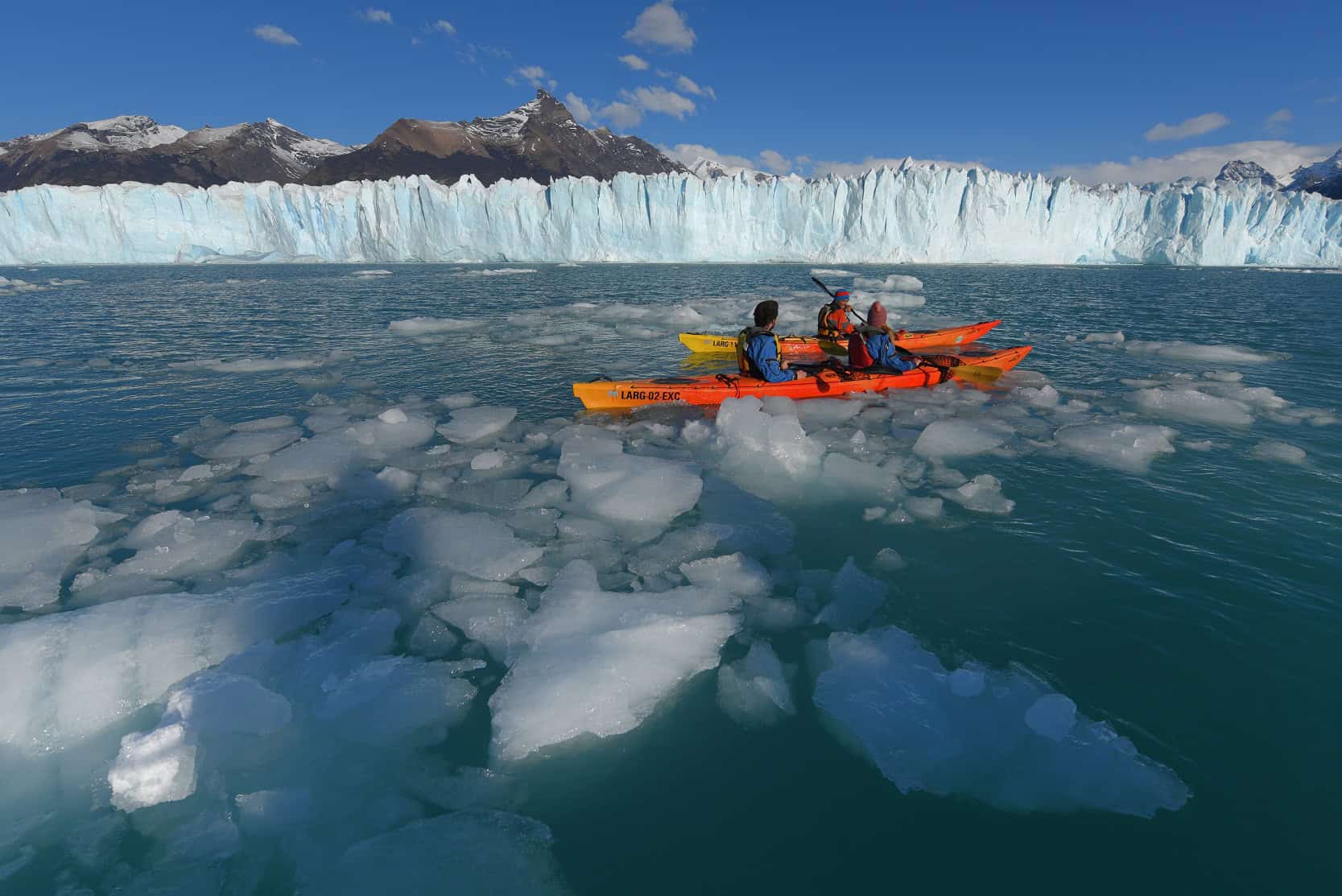 Caiaque navegando entre icebergs com a Geleira Perito Moreno atrás