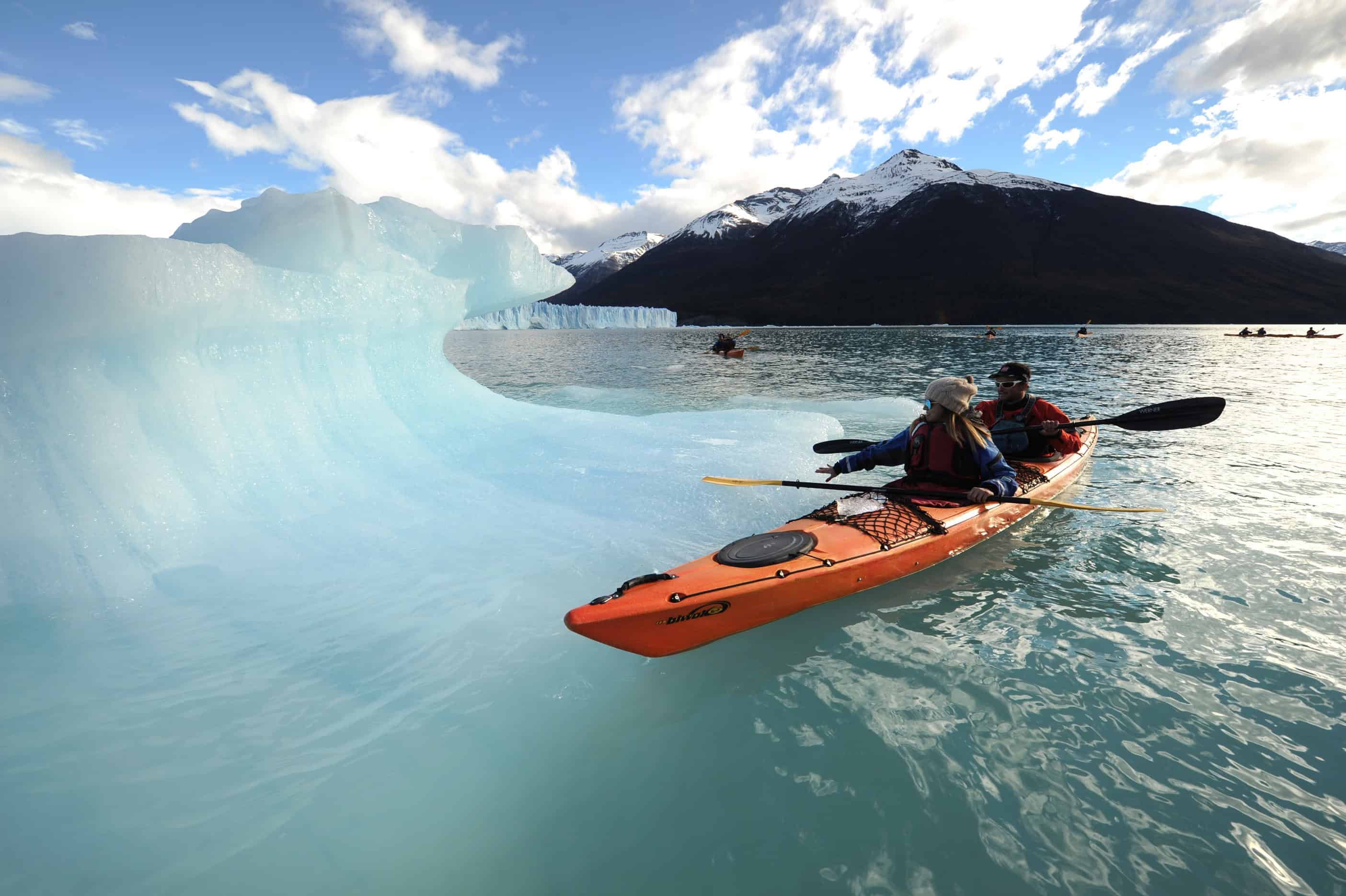 Caiaque remando rumo à Geleira Perito Moreno, El Calafate
