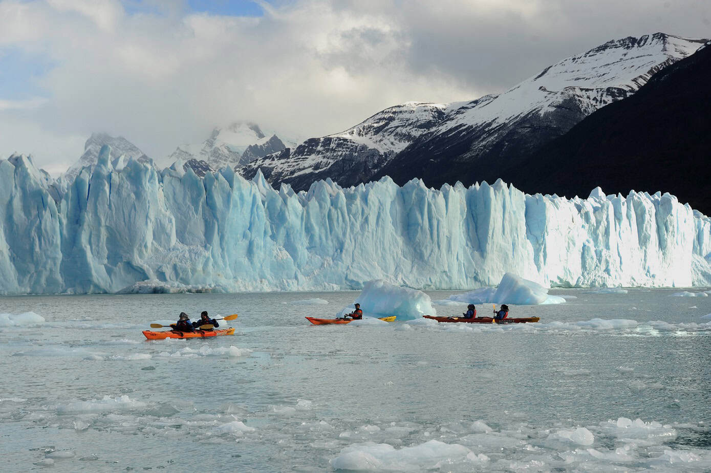 Grupo de caiaques em frente à parede da Geleira Perito Moreno