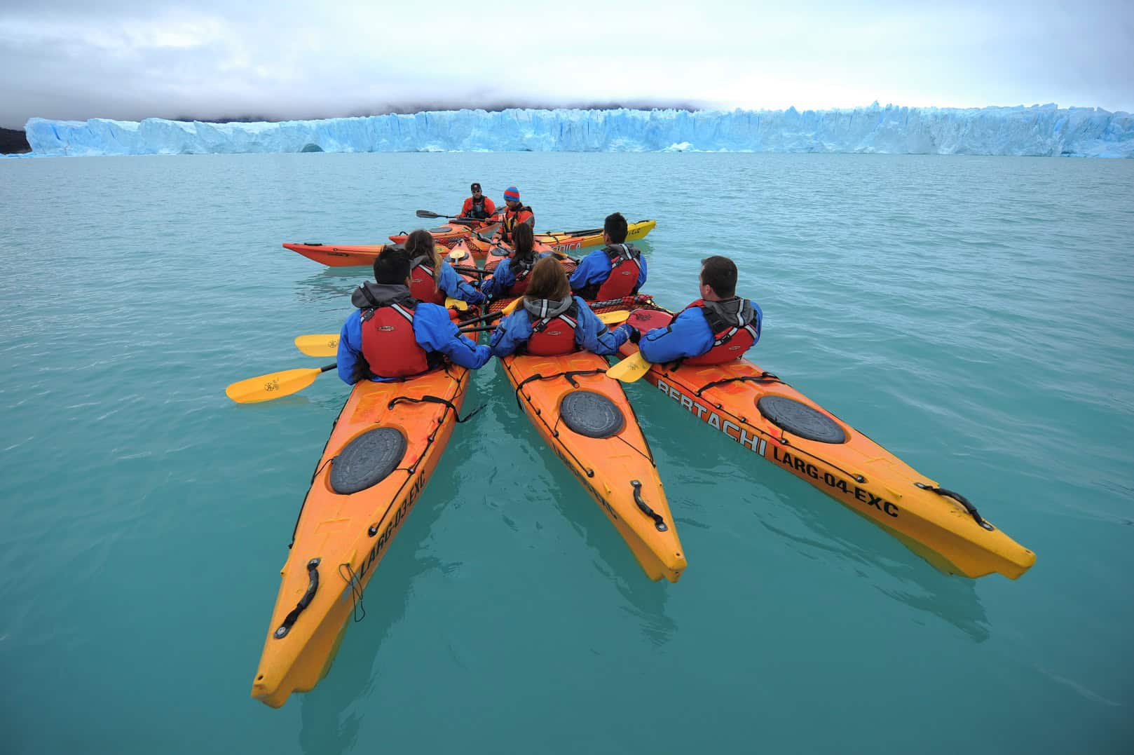 Grupo de caiaques duplos em frente à Geleira Perito Moreno