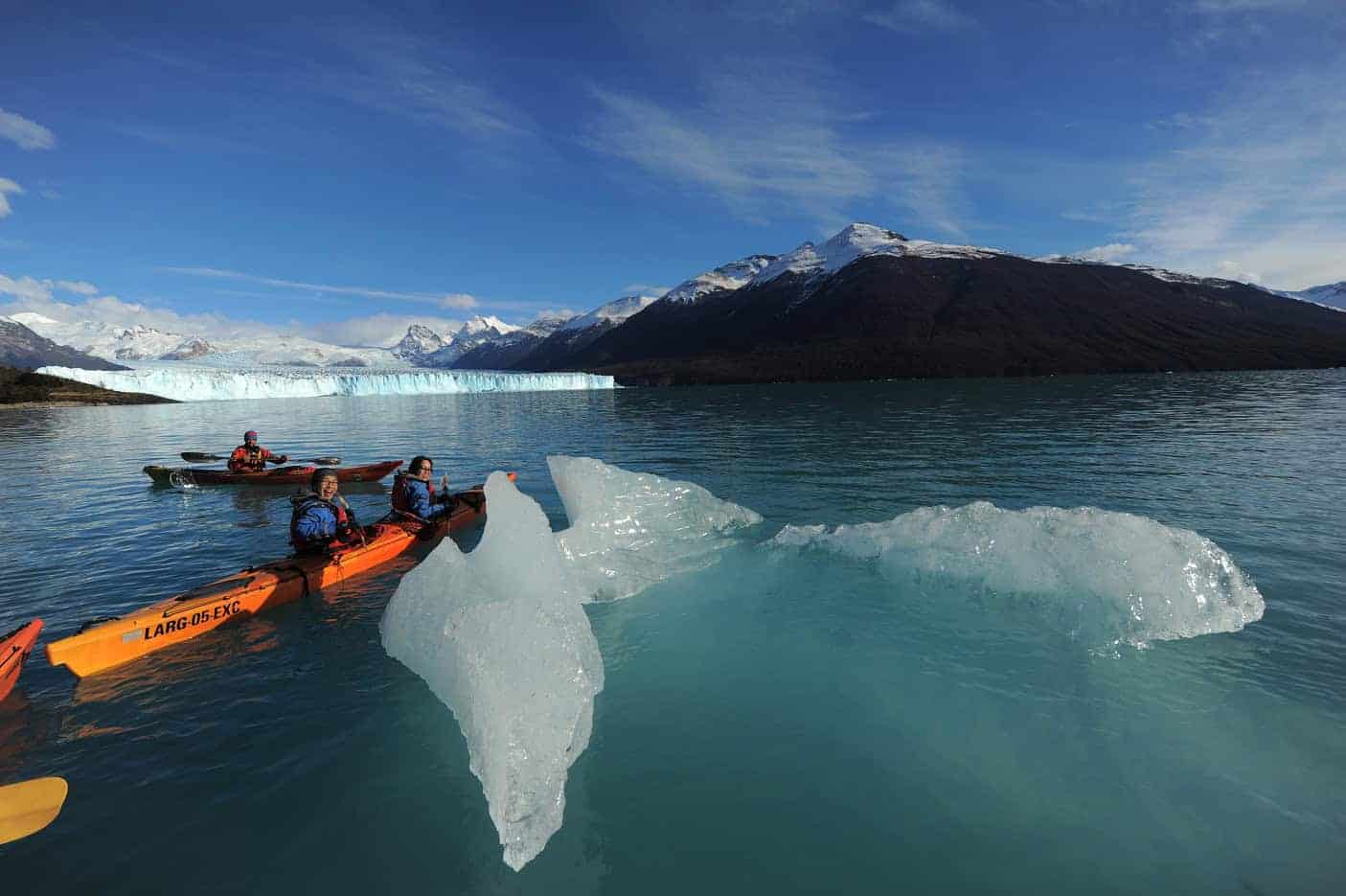 Caiaques ao lado de um iceberg com montanhas ao fundo, Perito Moreno