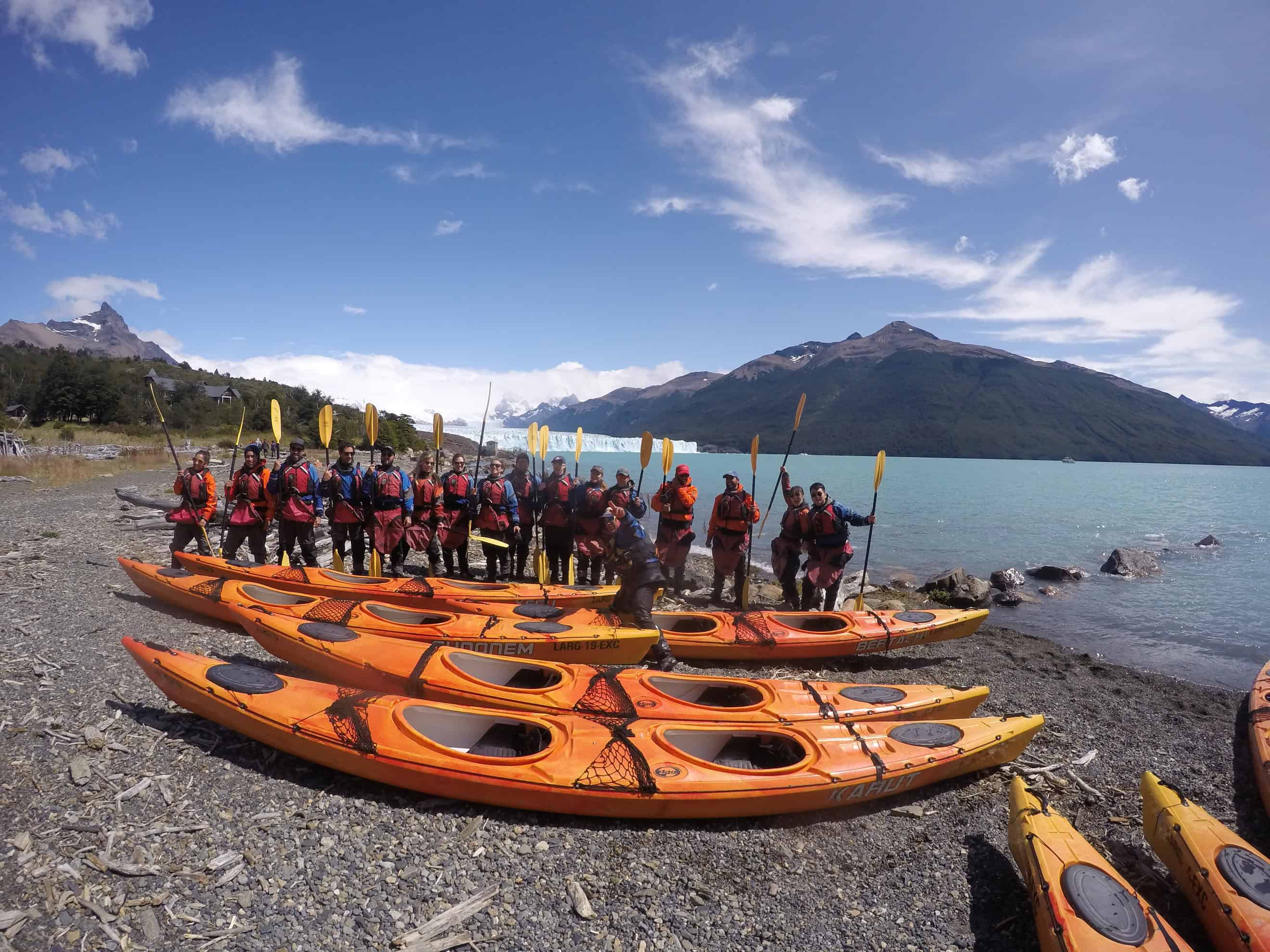 Caiaques duplos na margem antes da travessia, Perito Moreno