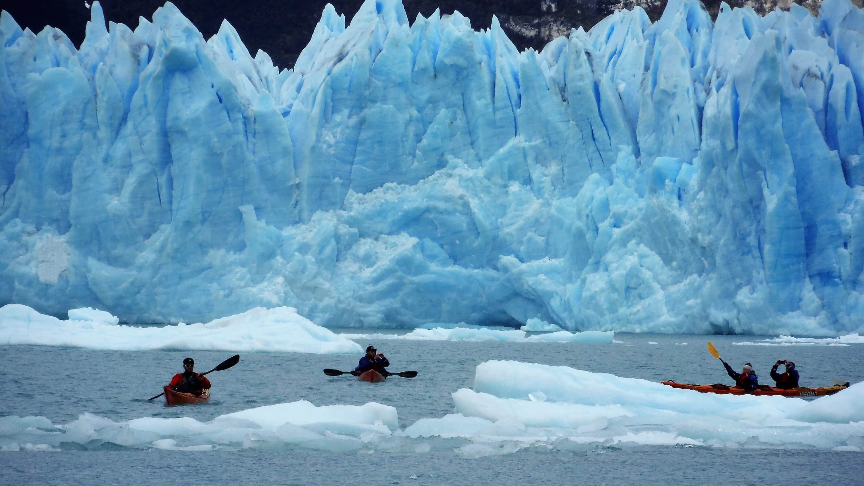 Caiaques em frente à parede da Geleira Perito Moreno, El Calafate
