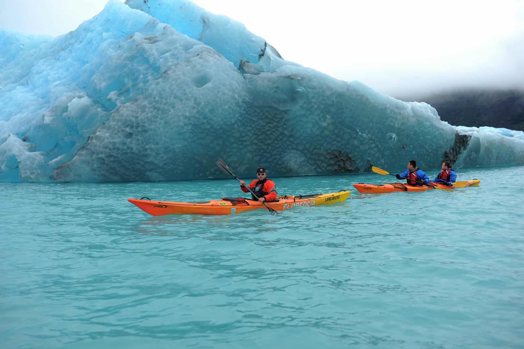 Caiaques ao lado de um grande iceberg azul no Lago Argentino, Perito Moreno