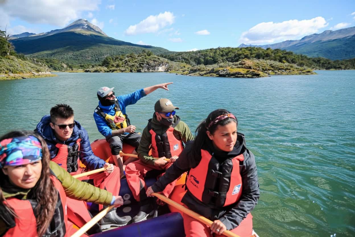 Grupo com coletes remando em canoas infláveis pelo Parque Nacional Tierra del Fuego, Ushuaia