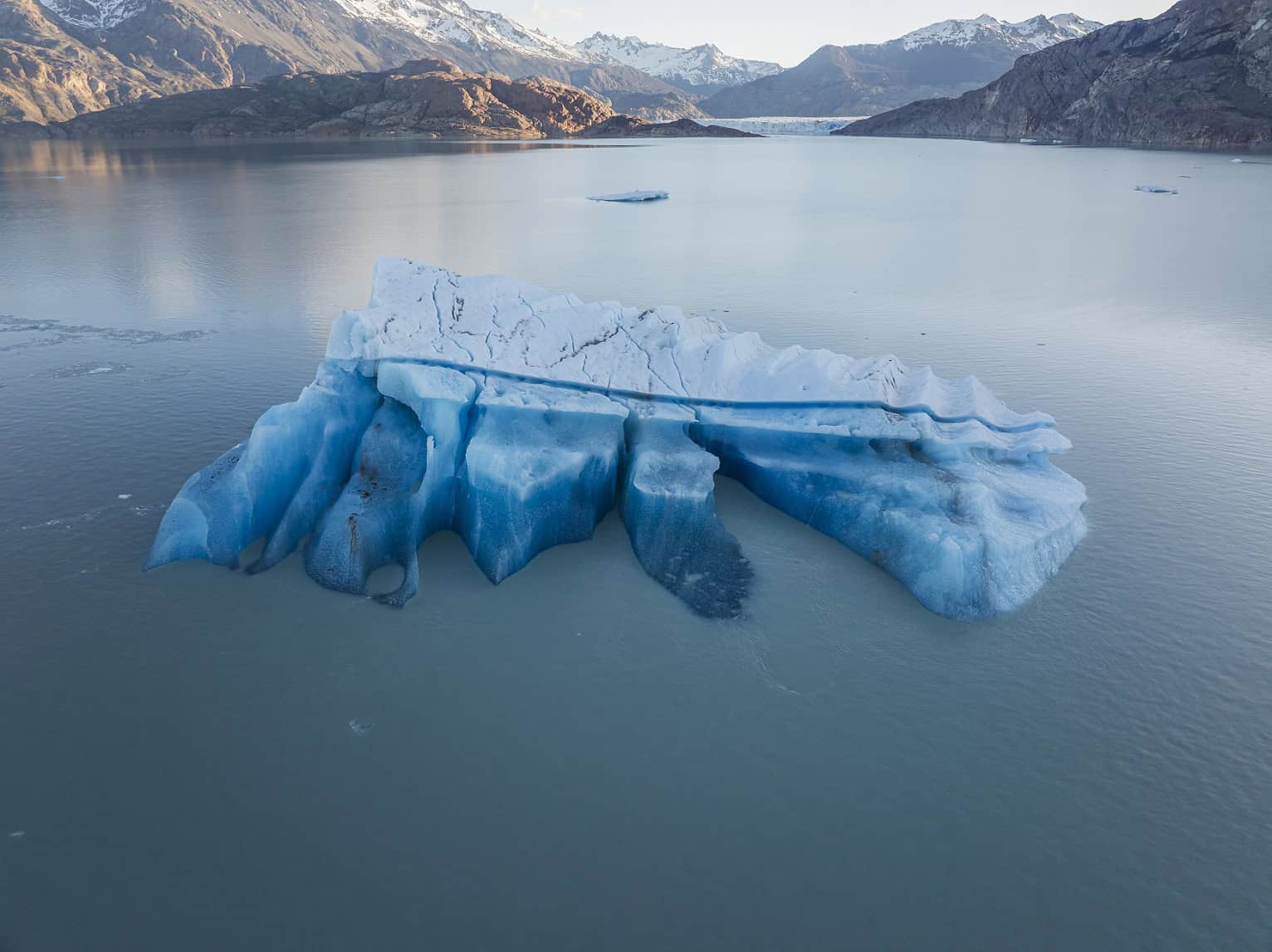 Iceberg de gelo azul flutuando no Lago Viedma, Parque Nacional Los Glaciares