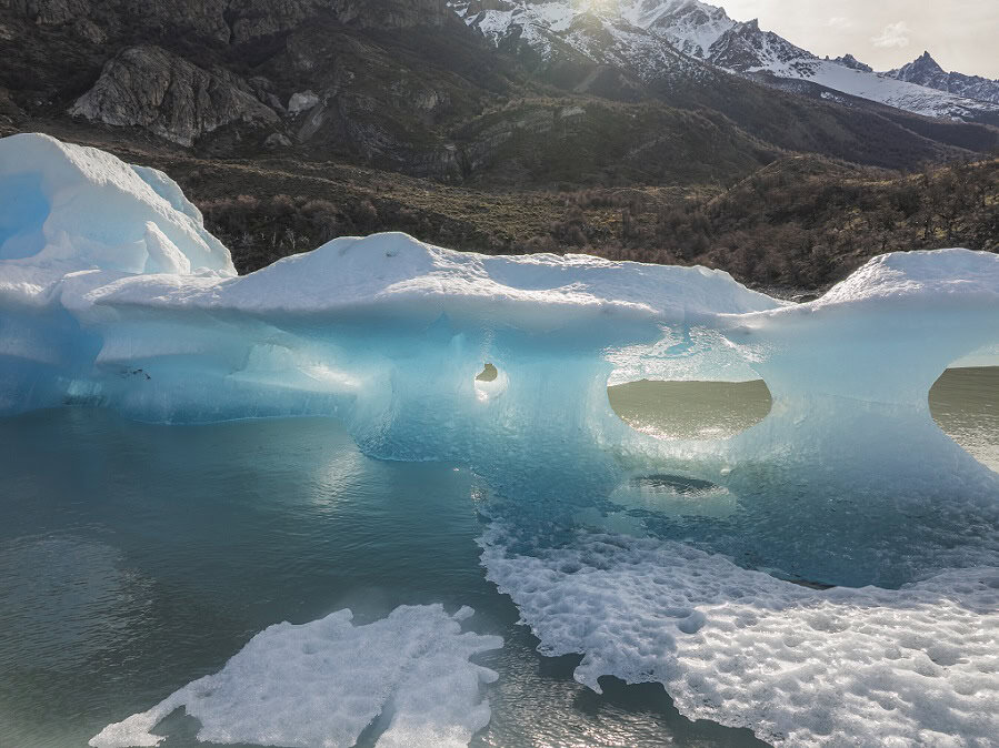 Icebergs de gelo em águas turquesas do Lago Viedma, Patagônia Argentina