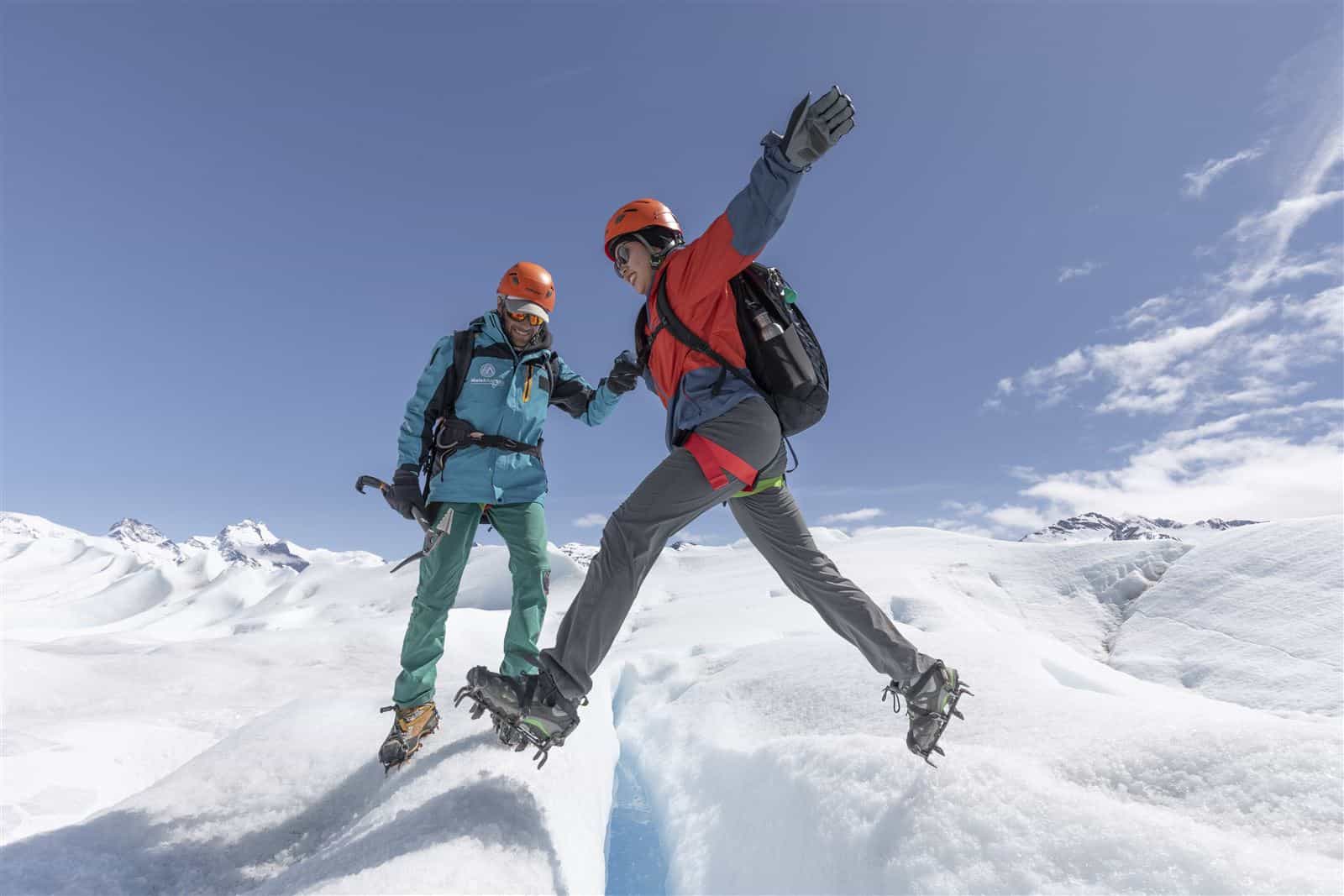 Trekkers com crampons no Big Ice da Geleira Perito Moreno