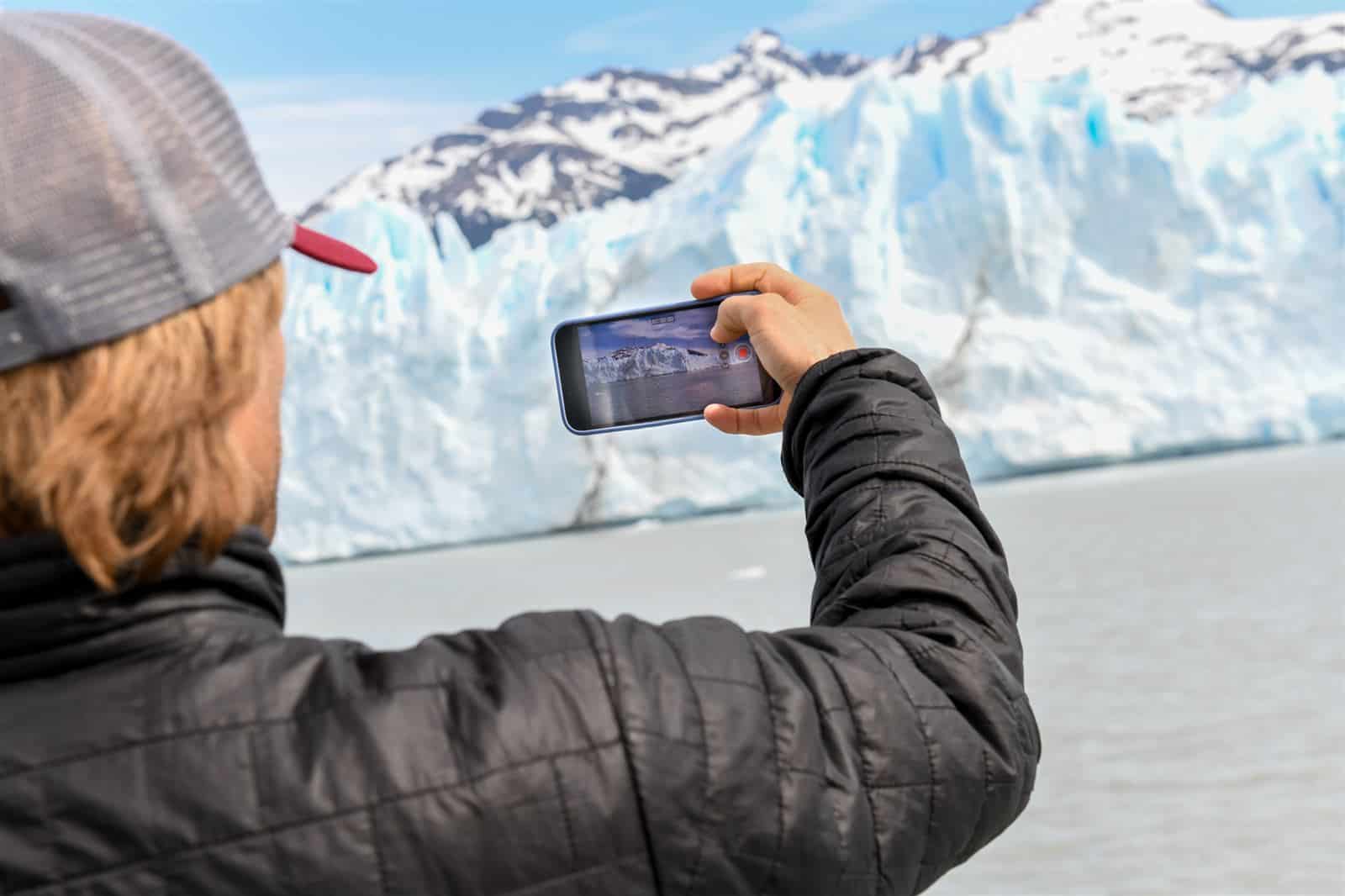 Turista tirando uma foto sobre o gelo da Geleira Perito Moreno no Big Ice