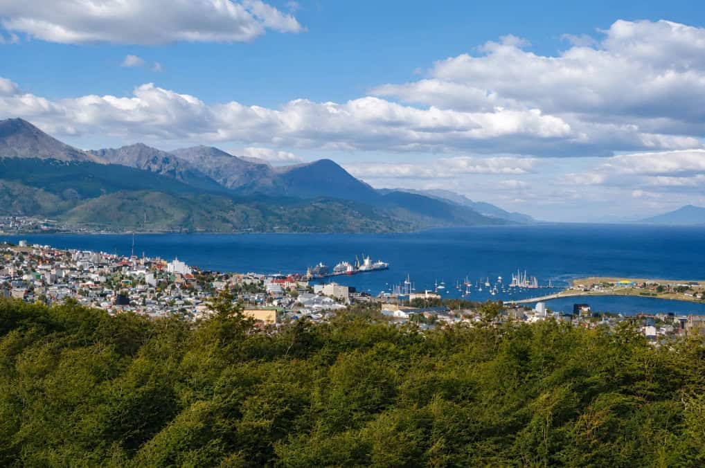 Vista panorâmica de Ushuaia, sua baía e montanhas durante o City Tour