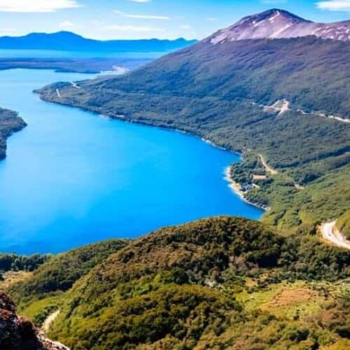 Vista aérea del Lago Escondido entre montañas y bosques, excursión Lagos Escondido y Fagnano, Ushuaia