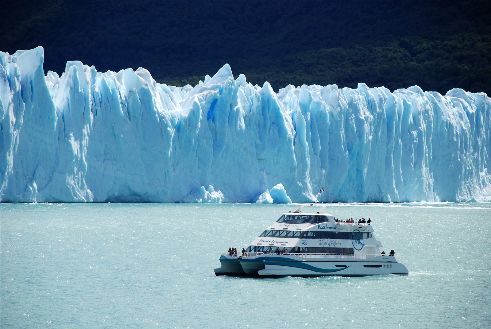 Crucero María Turquesa frente al Glaciar Upsala – Glaciares Gourmet