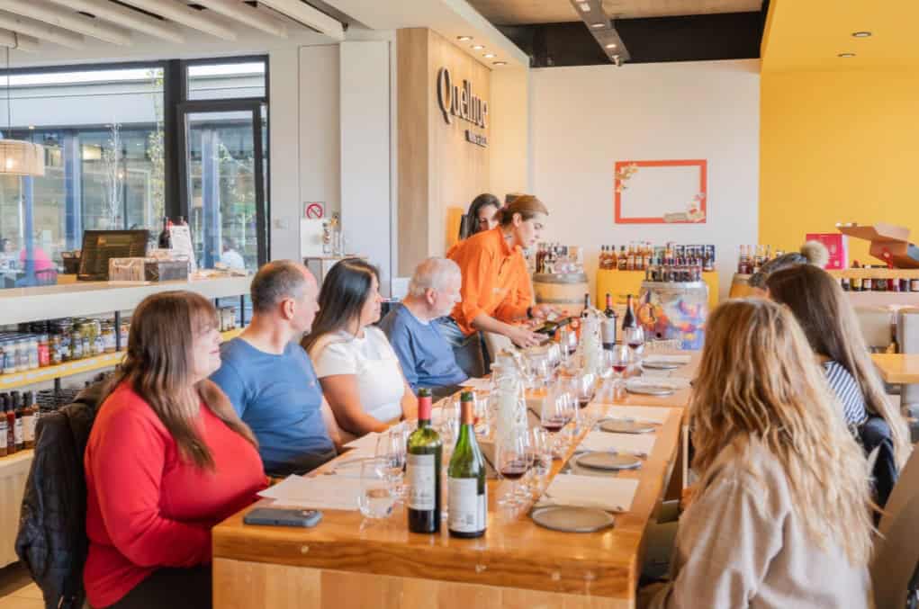Grupo na degustação de vinhos City & Wine em uma vinoteca de Ushuaia