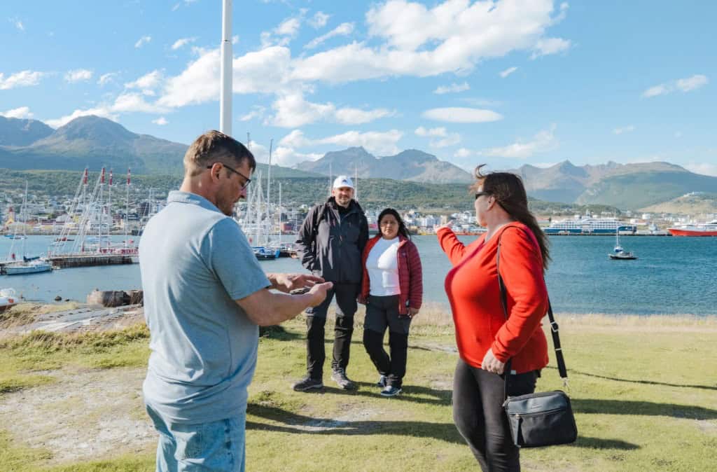 Guia do City Tour explicando aos passageiros junto à baía de Ushuaia