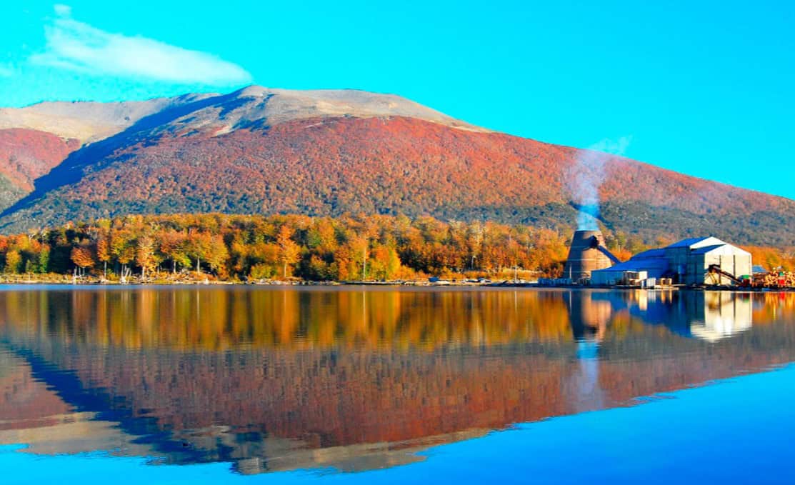Lago Fagnano y antiguo aserradero en otoño, Ushuaia