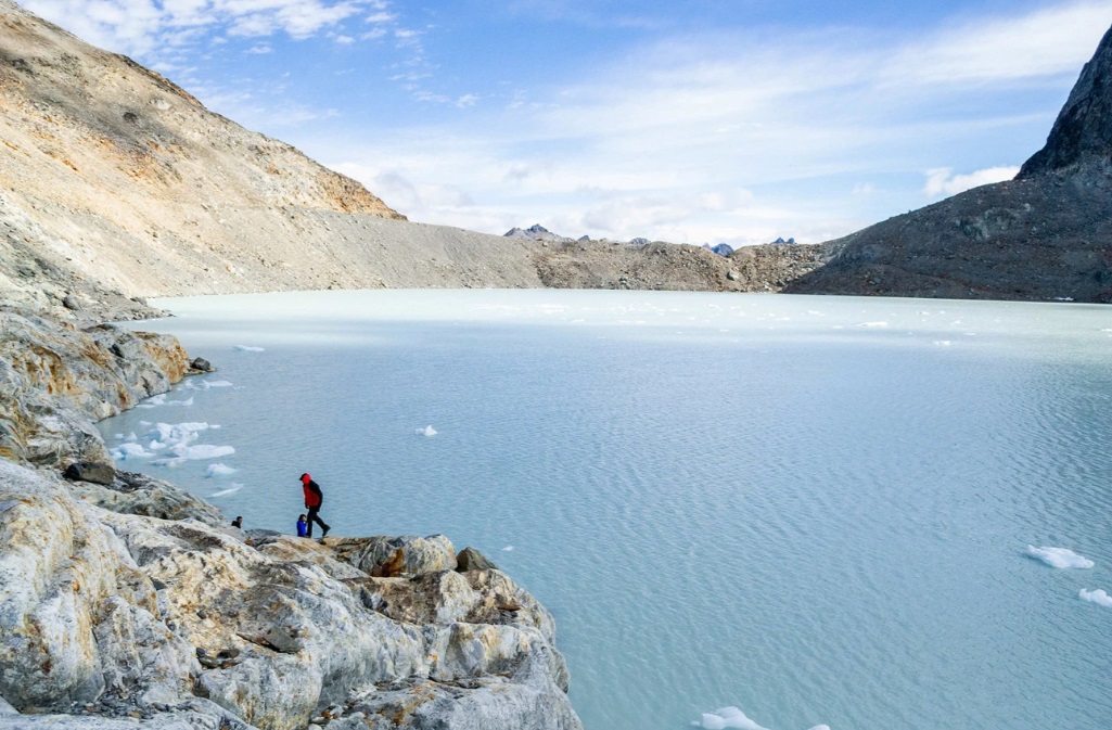 Esmeralda Lagoon and mountains on the trekking to the Ojo del Albino Glacier, Ushuaia