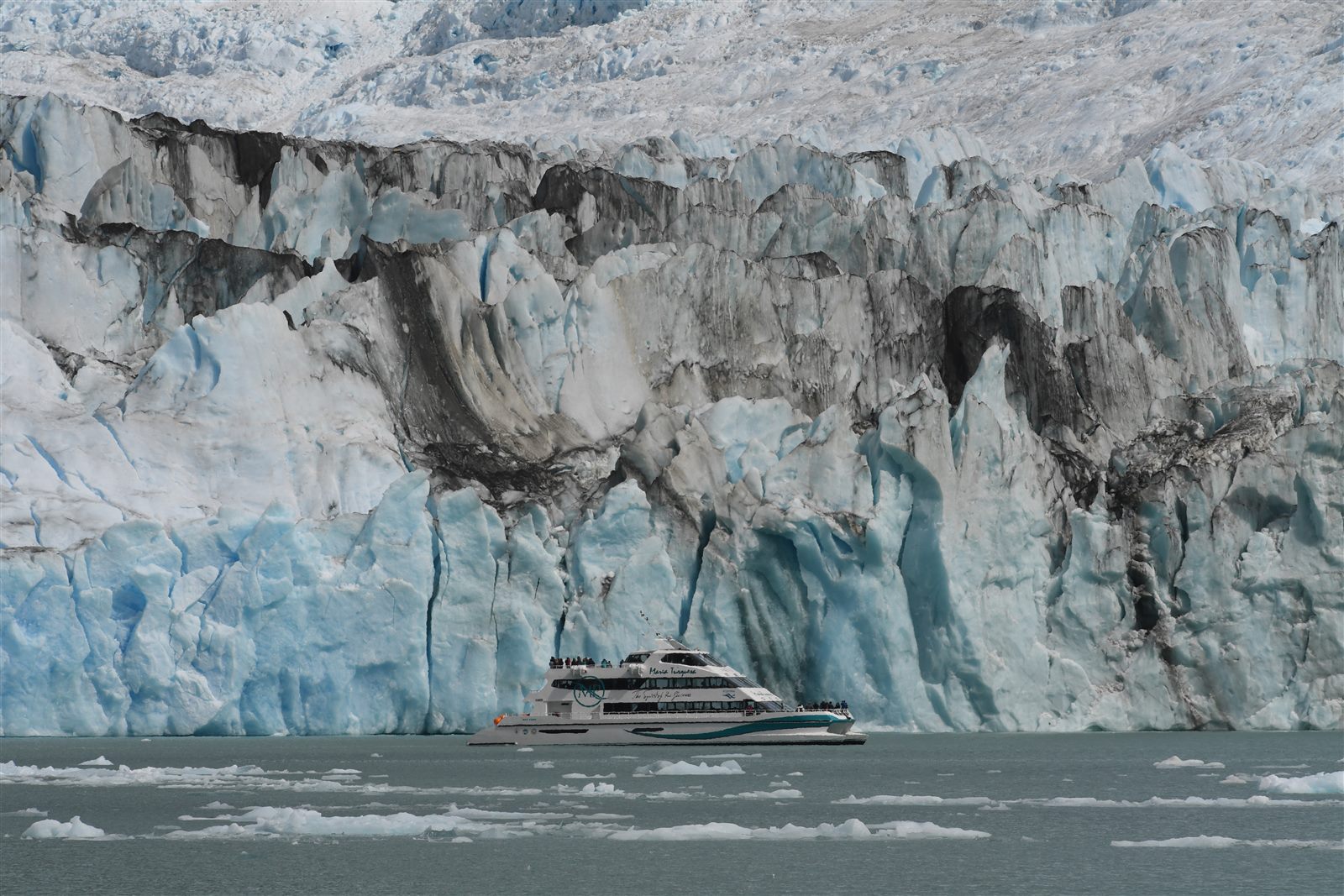 Crucero María Turquesa frente a las cuevas de hielo del glaciar – Glaciares Gourmet
