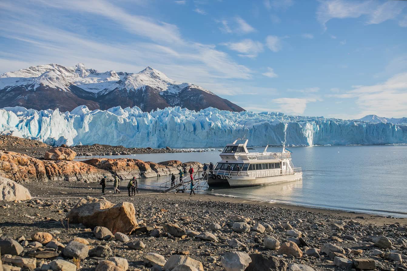 Caminata costera frente al Glaciar Perito Moreno en el Safari Azul