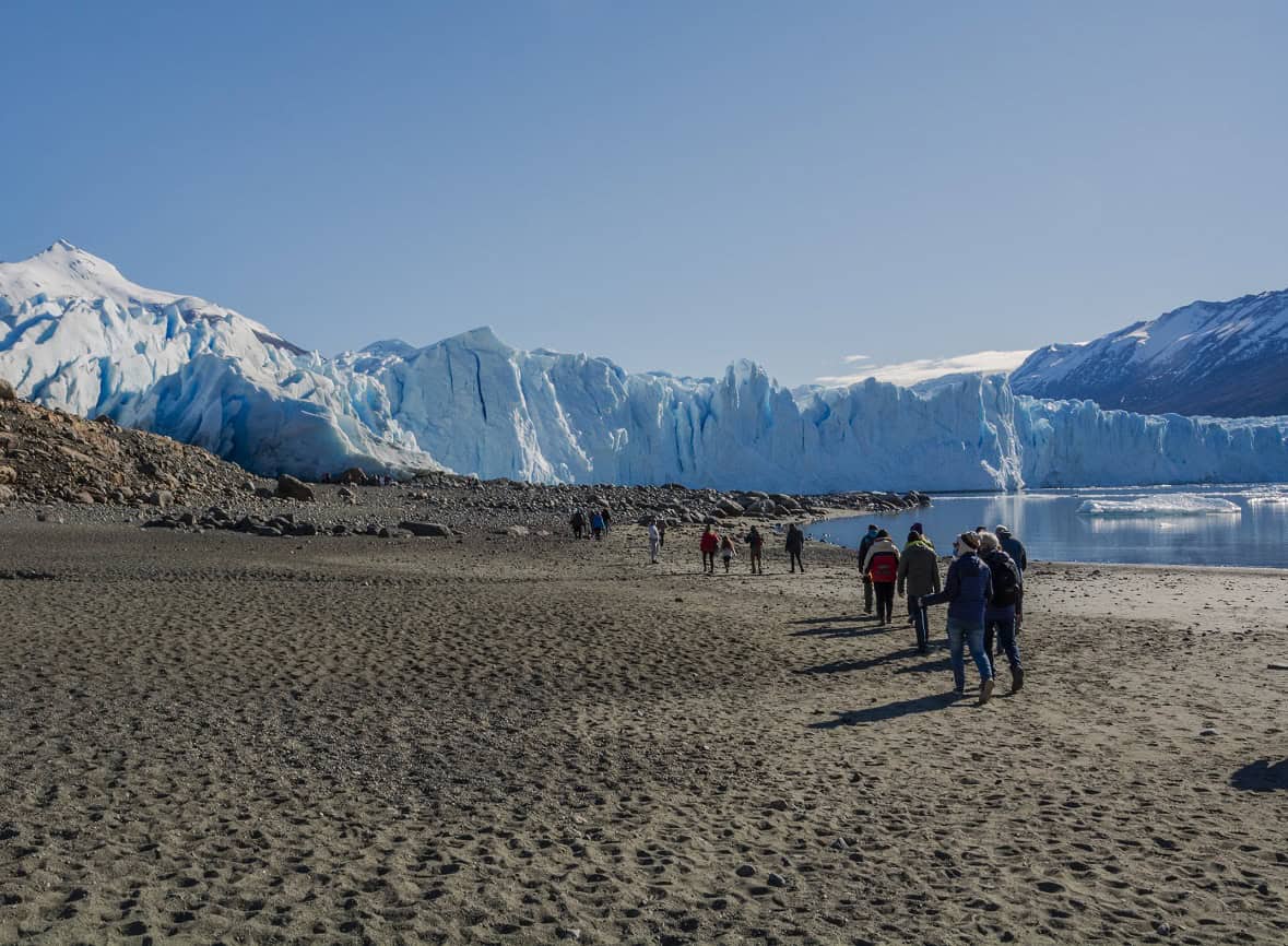 Turistas tocando el hielo del Glaciar Perito Moreno en el Safari Azul
