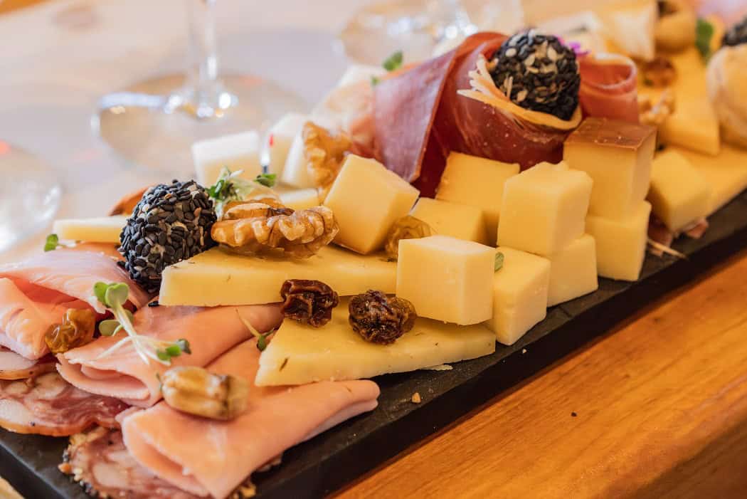 Tábua de queijos, frios e frutas secas que acompanha a degustação de vinhos em Ushuaia