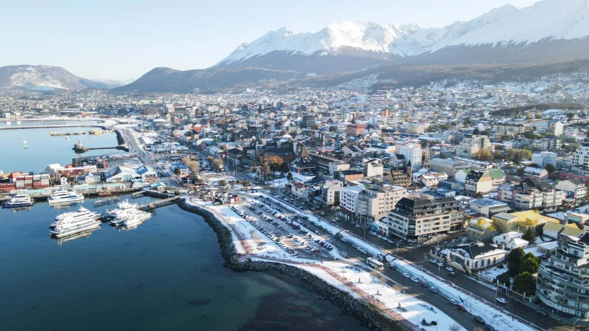 Vista aérea da cidade e do porto de Ushuaia com montanhas nevadas