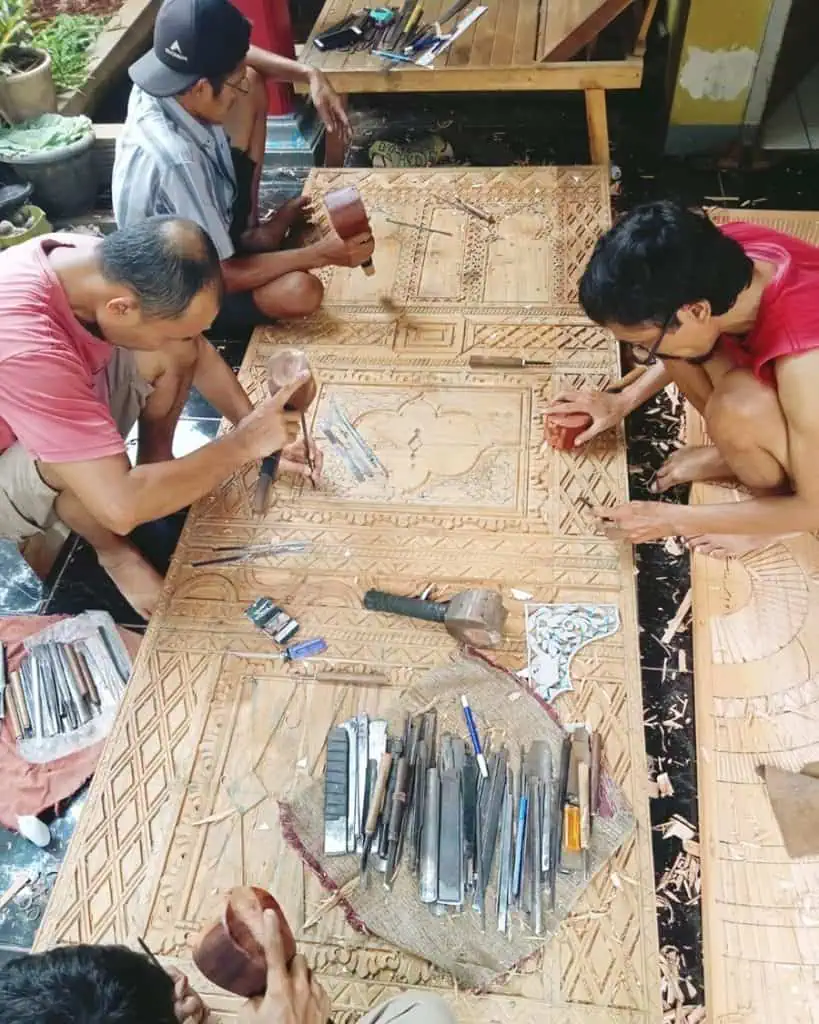 Jepara carver in action Jepara furniture craftsmanship