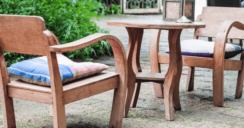 kelebihan dan kekurangan furniture kayu vs furniture plastik