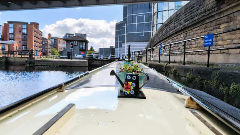 Narrowboat Round Tuit at Leeds Lock