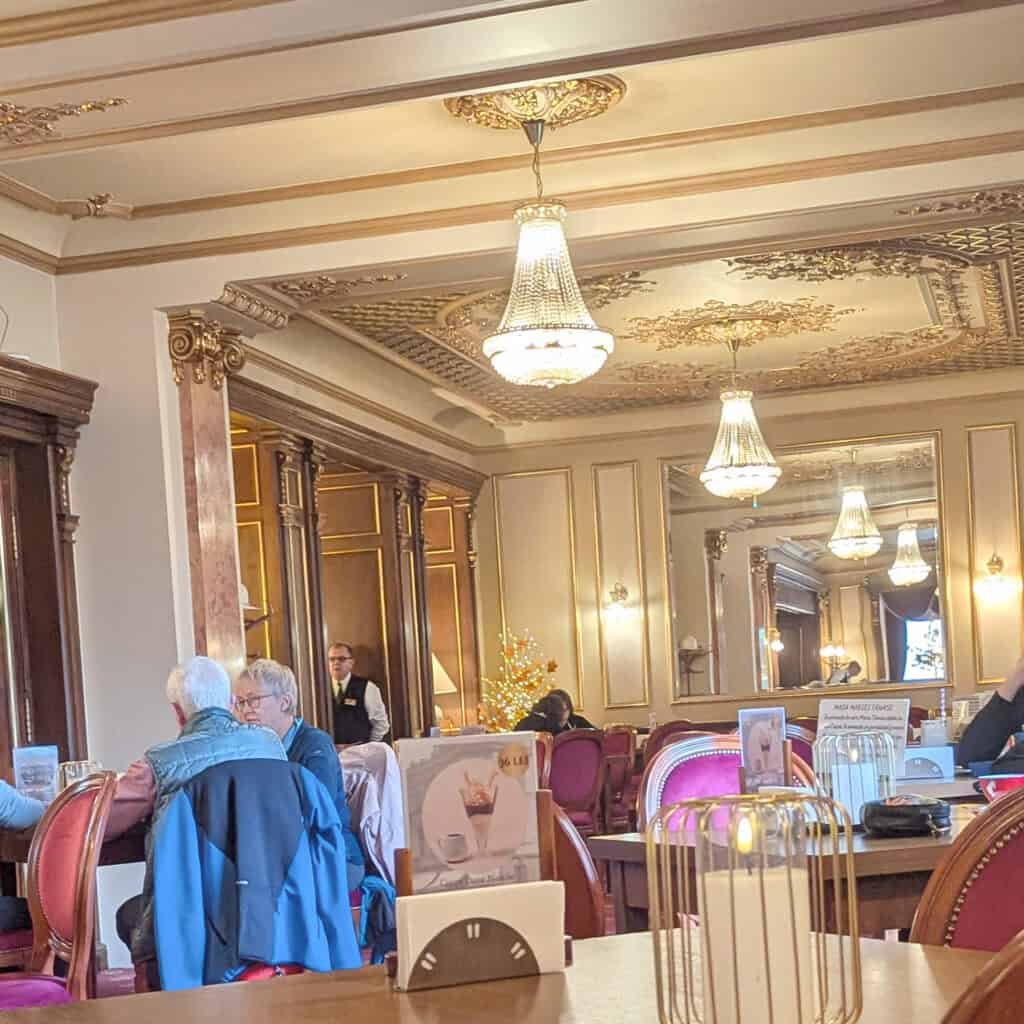 Hotel Capsa inside