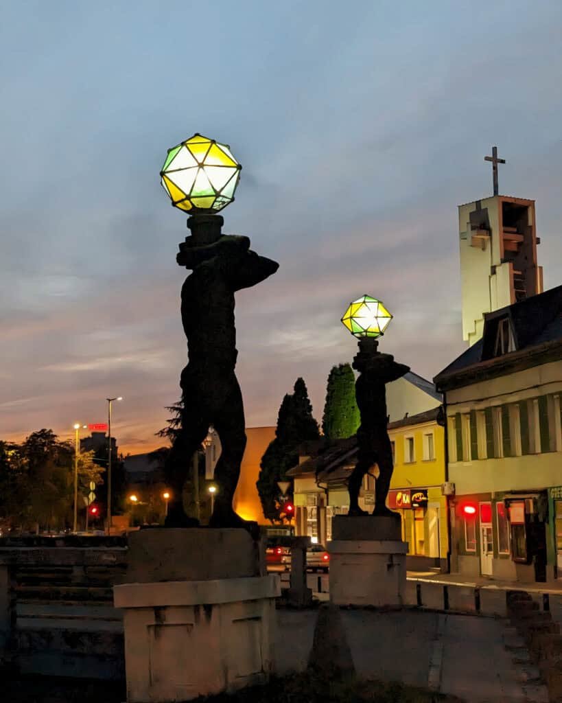 Most Kipovi statues with lights on head