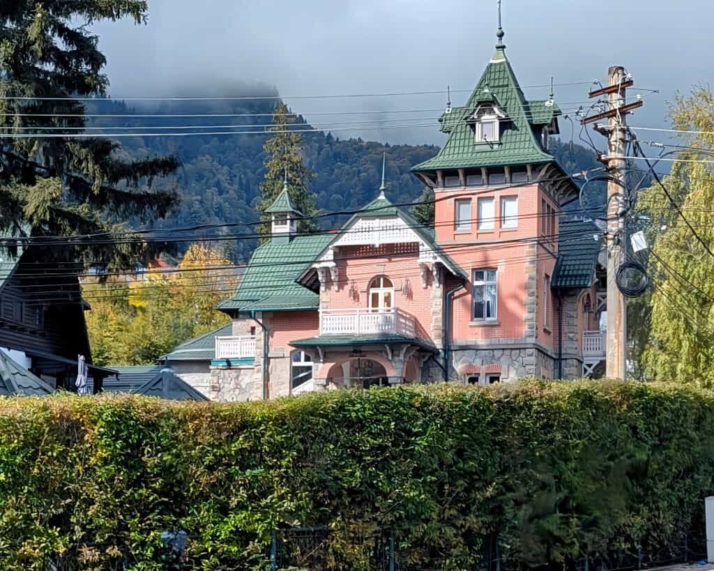 Villa on Avenue Furnica - Sinaia between Sinaia Centre and Peles