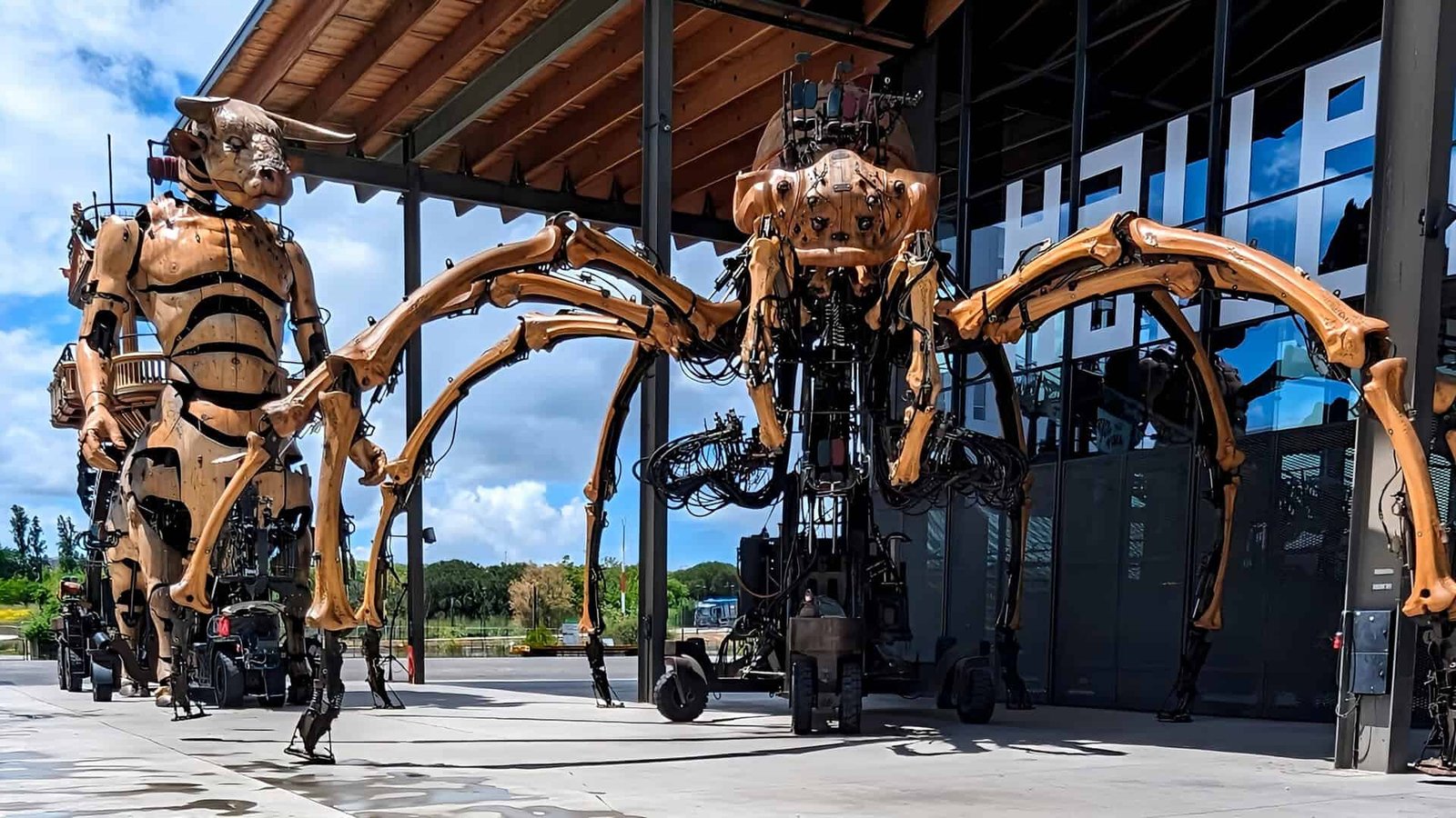 Giant Minotaur and Ariane the giant spider at Toulouse Halle de la machine