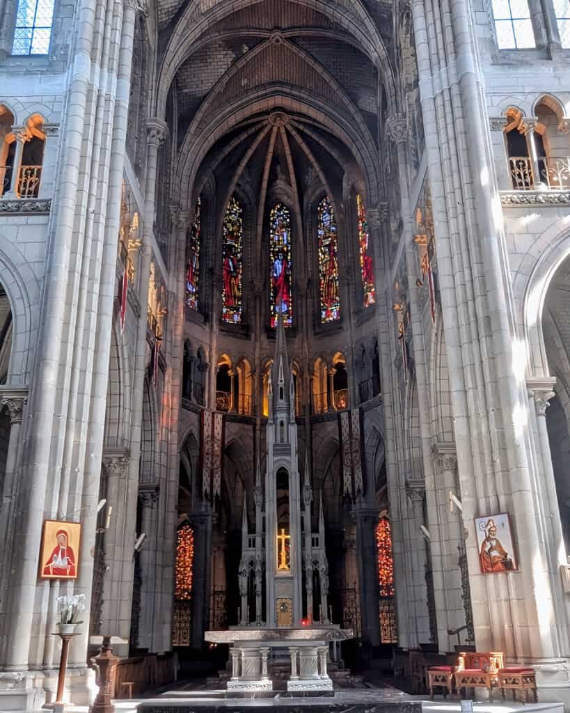 Basilique Saint-Nicolas de Nantes - inside facing alter, towering ceilings and stained glass
