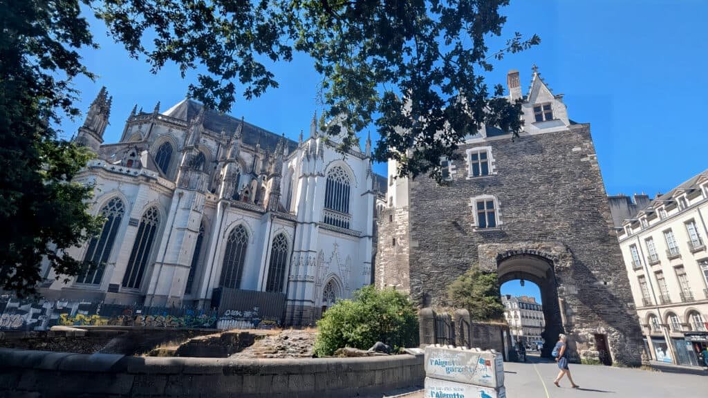 Cathédrale Saint-Pierre-et-Saint-Paul side view with Porte Saint-Pierre