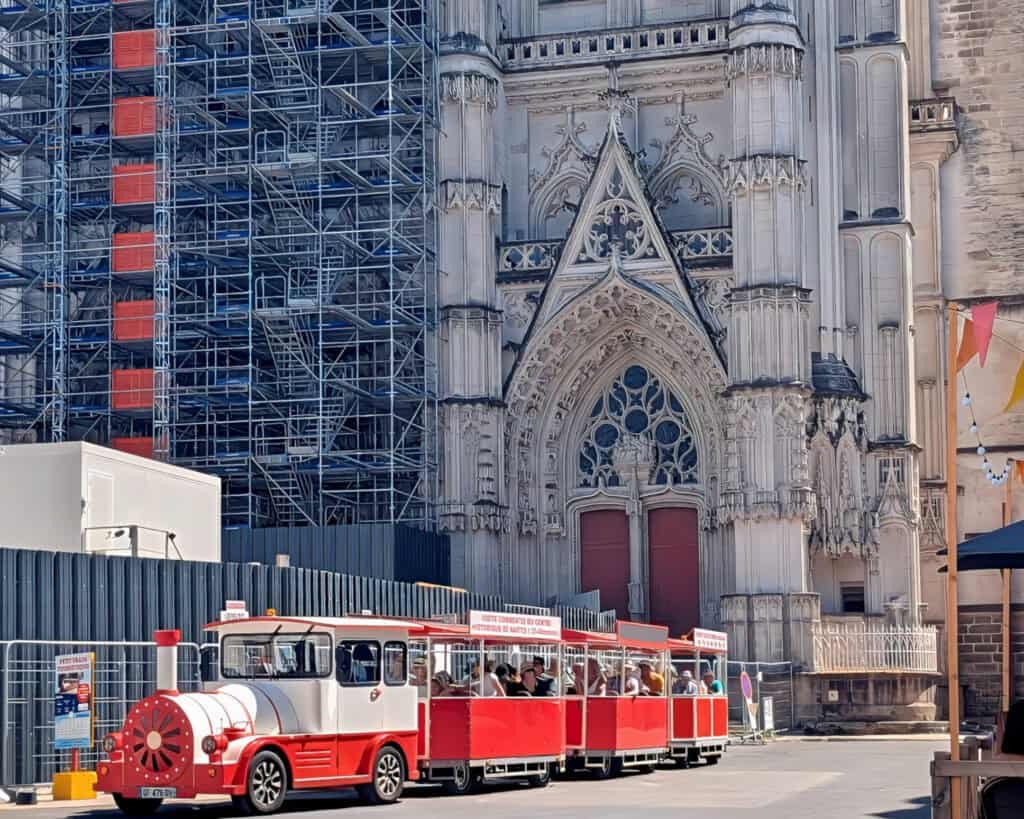 Cathédrale Saint-Pierre-et-Saint-Paul with tourist train infront