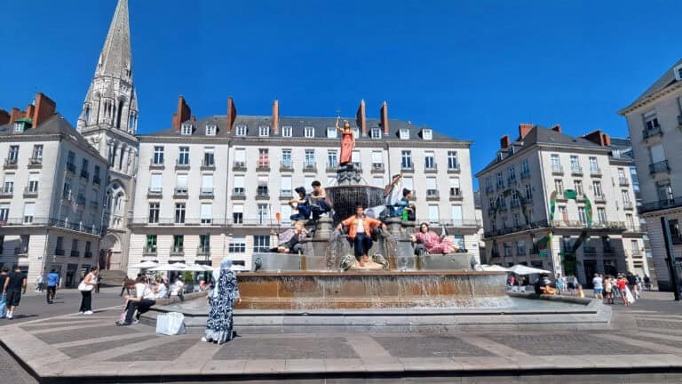 Nantes Place Royale - modern coloured sculptures added to the fountain