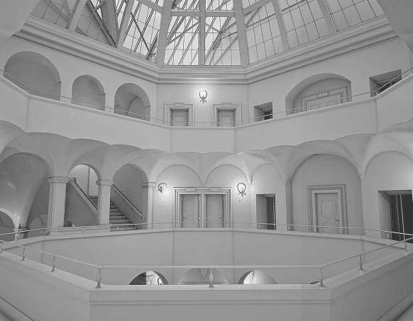 Architektonische Innenaufnahme mit Kuppel, Treppen und Licht in Thun.