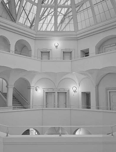 Architektonische Innenaufnahme mit Kuppel, Treppen und Licht in Thun.