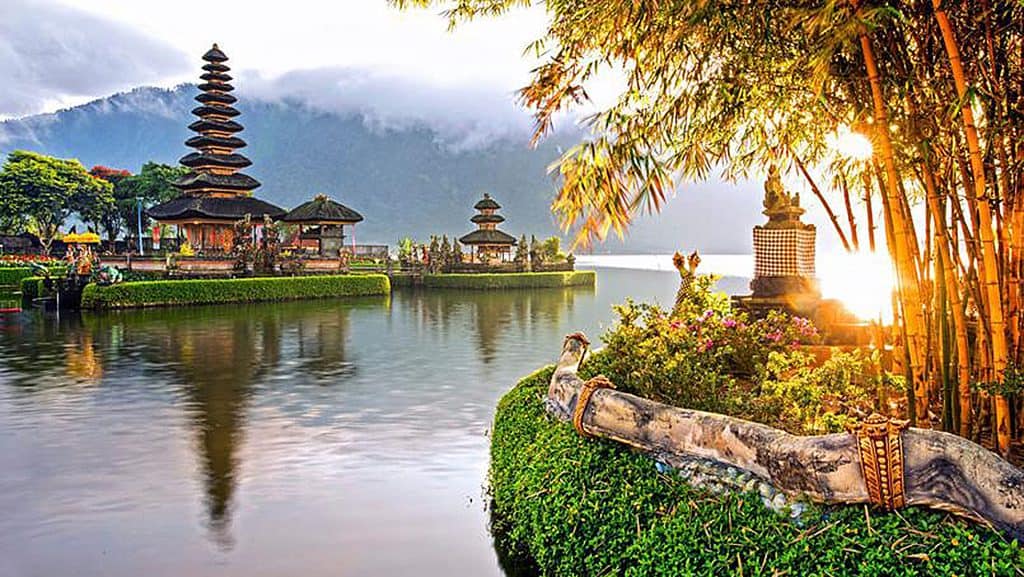 Temple Pura Ulun Danu Bratan, dédié à Devi Danu la déesse des eaux, est édifié sur le lac Bratan, dans la région de Bedugul.