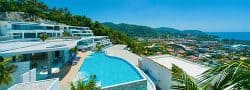 Villa avec piscine surplombant la ville