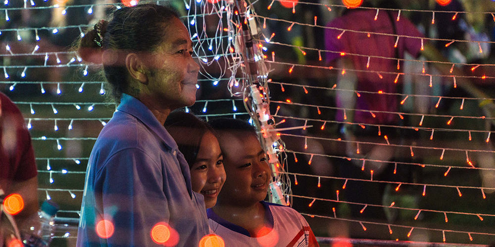Thaïlandaise avec ses enfants souriants