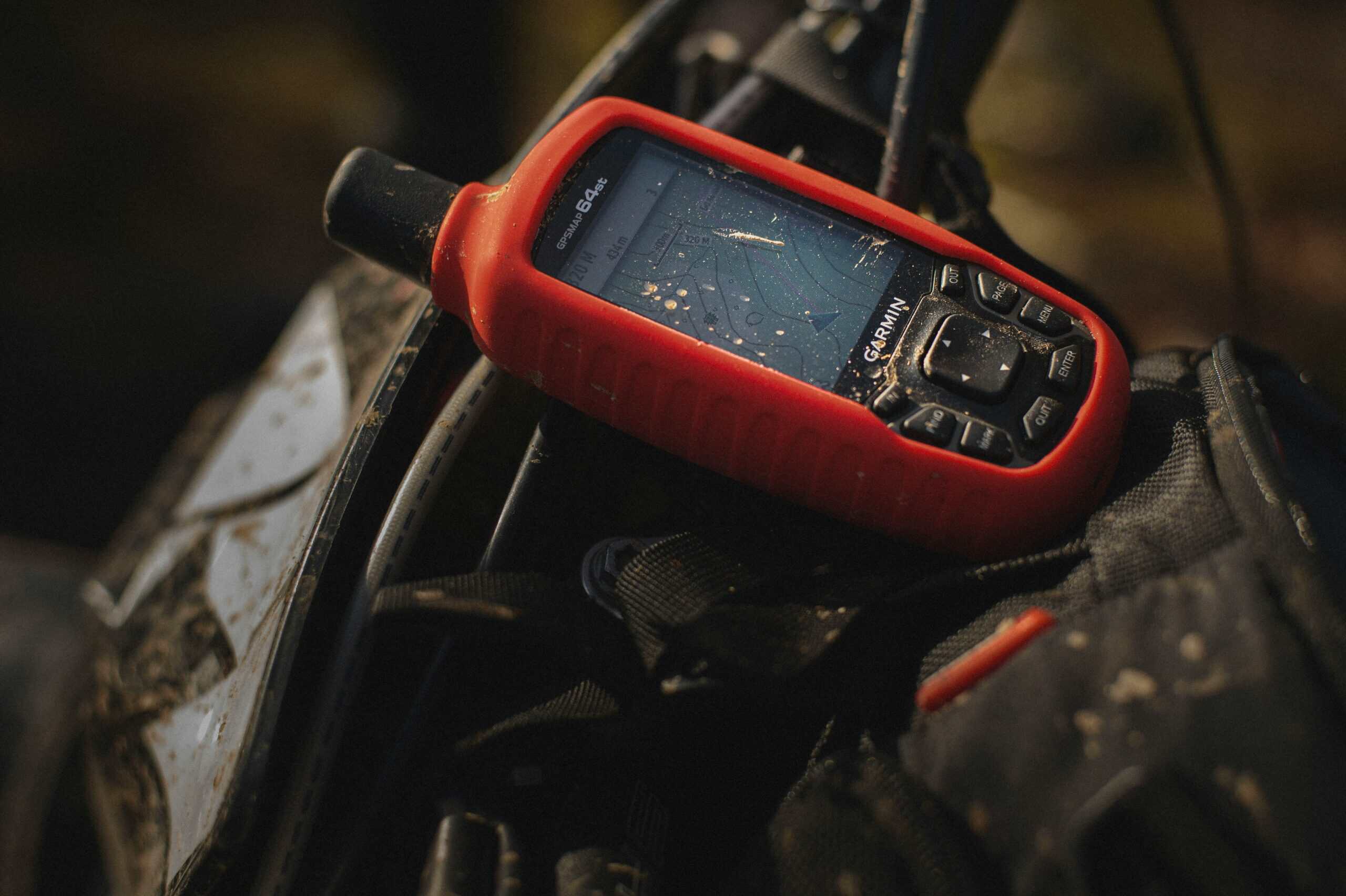 Best Handheld GPS for Hiking in 2026: Battery Life, Satellite Fix, and When a Phone Is Not Enough