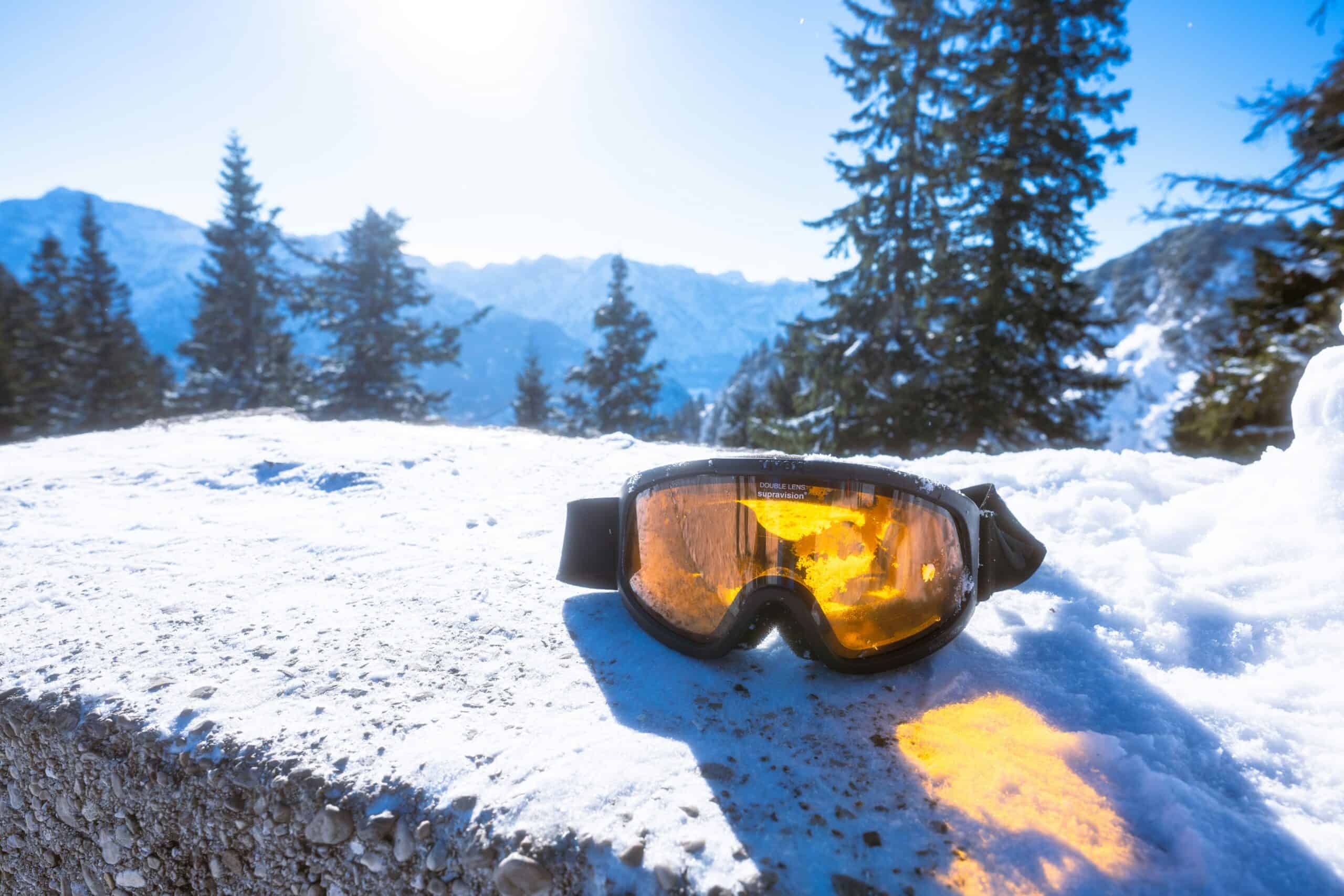 Best Winter Hiking Goggles and Eye Protection in 2026: Lens Tint, Fogging, and Snow Glare